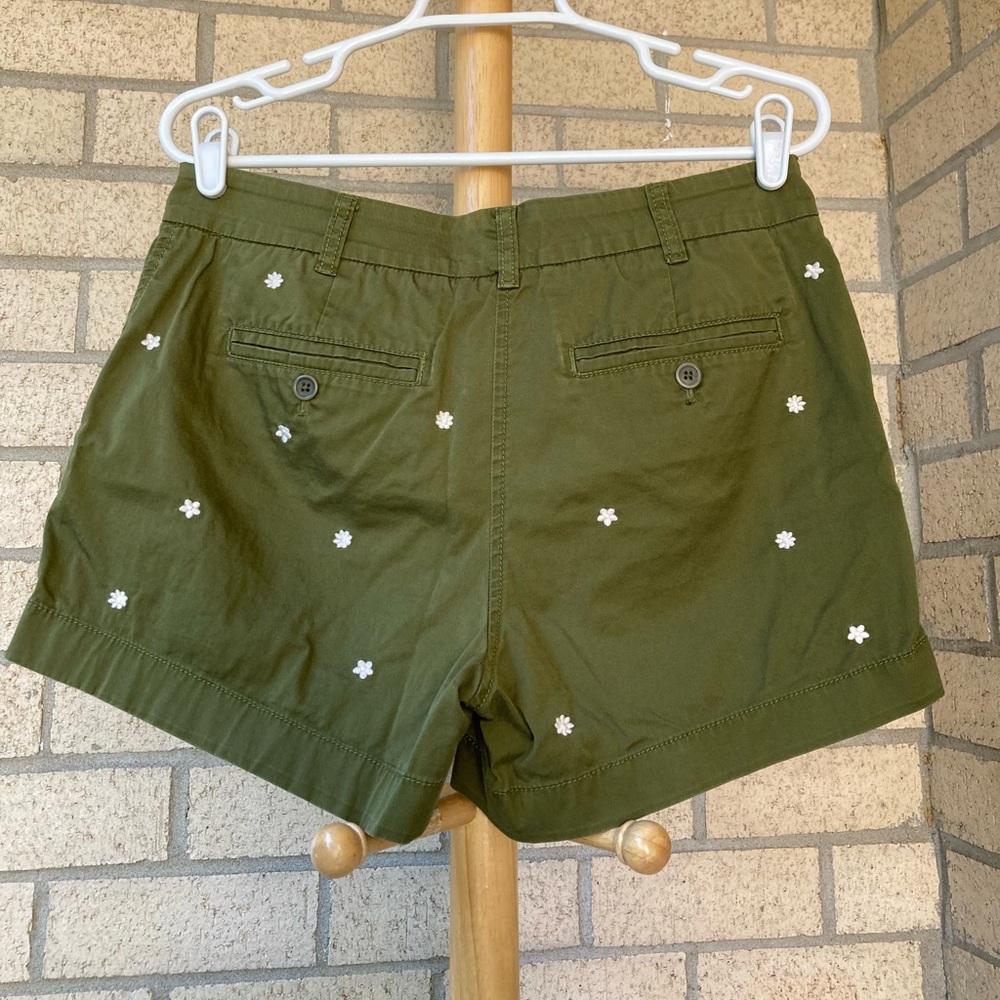 J Crew Green Chinos White Embroidered Flowers All Over Daisy Cotton Shorts - Picture 5 of 17